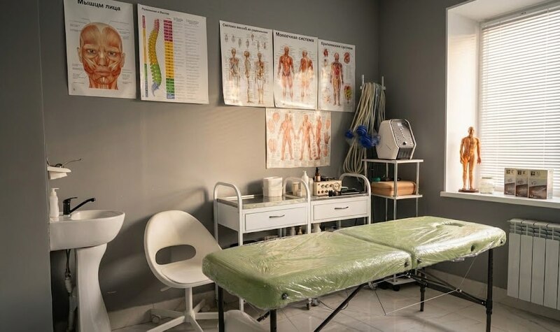 Кабинет массажа и хиджамы в Нефтеюганске — процедурная комната с кушеткой